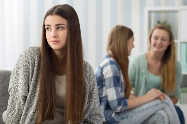  Kız sorun hakkında düşünüyor