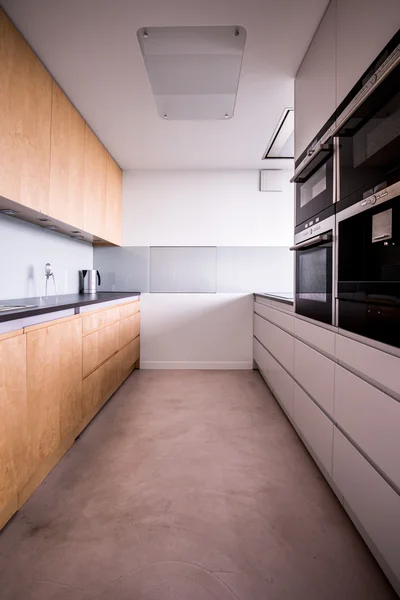 Ahşap ve beyaz mutfak — Stok fotoğraf