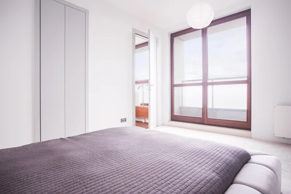 Güneşli ve beyaz yatak odası — Stok fotoğraf