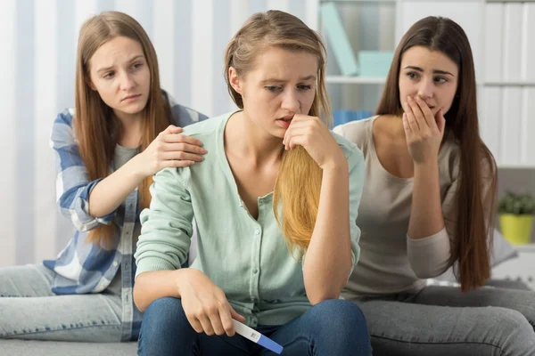 Hamilelik testi ile genç kız