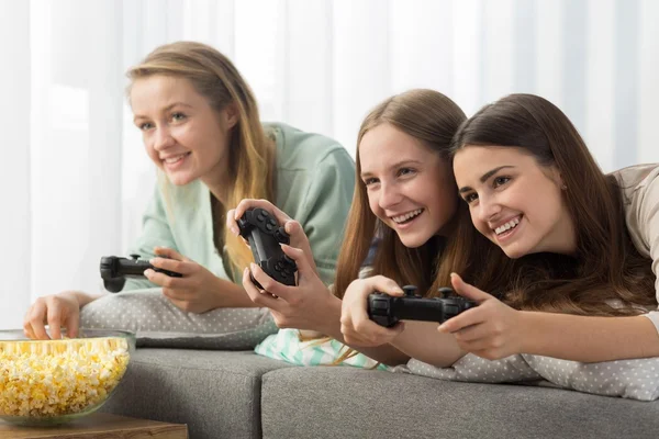 Freundinnen haben faulen Nachmittag — Stockfoto