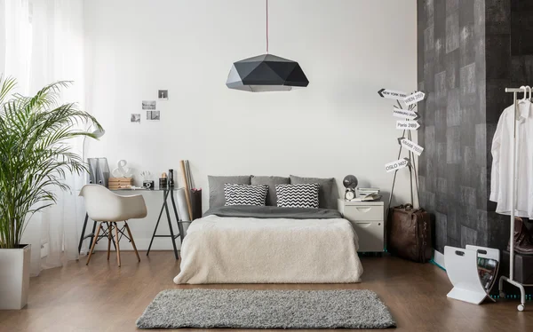 Witte en grijze gezellige slaapkamer — Stockfoto