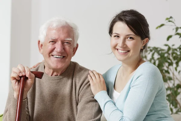 Oude vader knuffelen — Stockfoto