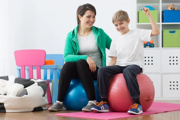 Es divertido hacer ejercicio sobre la pelota. — Foto de Stock