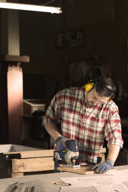 Sadece bir kesik var.