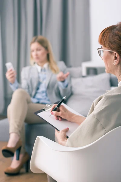 Sie ist süchtig nach Arbeit — Stockfoto