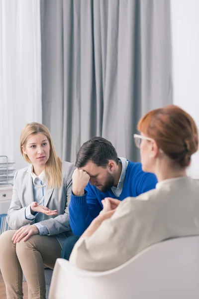 Todo es culpa mía, la traicioné. ... — Foto de Stock