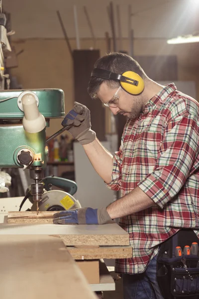 Maestro de la artesanía durante el trabajo — Foto de Stock