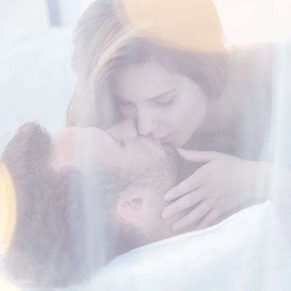 Couple kissing in sexual position — Stock Photo, Image