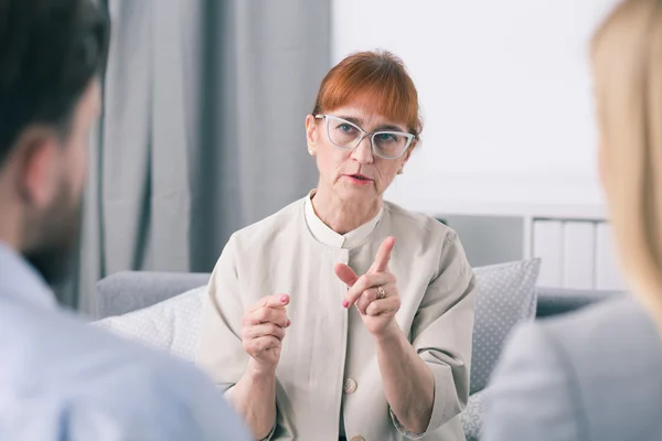 Escuchen, no pueden pelear entre ustedes. — Foto de Stock