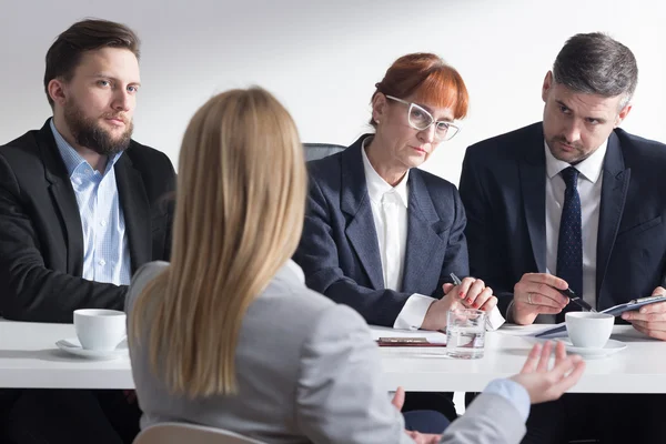 Ze is niet een goede kandidaat voor ons — Stockfoto