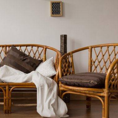 Şık kahverengi hasır sandalyeleri