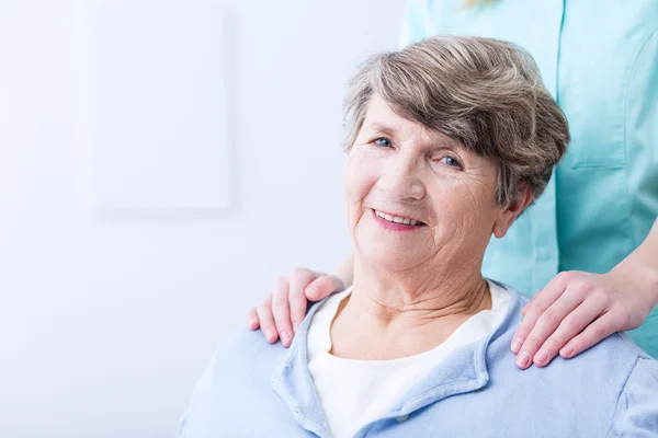 Lachende senior vrouw — Stockfoto