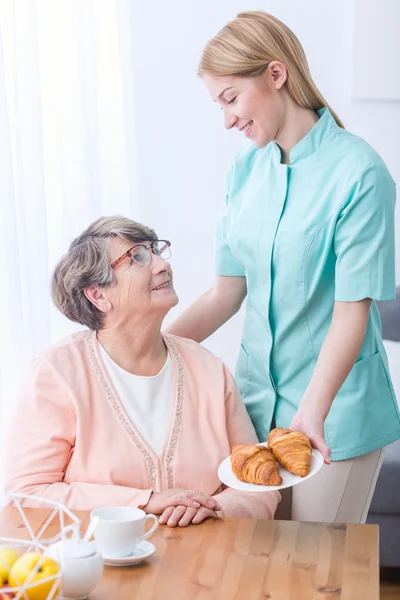 Seniorin und Pflegekraft — Stockfoto