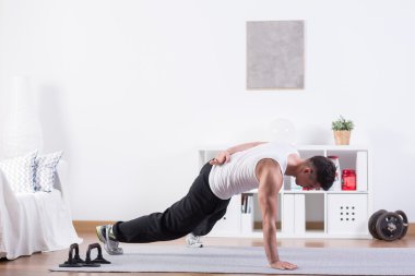 Güçlü ve atletik erkek