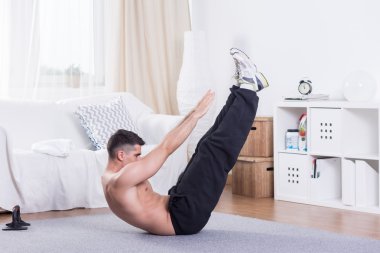 Atletik erkek eğitim yapmak