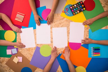 Dört kağıt parçaları