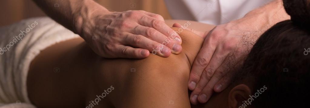 Гифки массаж. Массаж шеи гиф. Спортивный массаж гиф. Гиф массаж шеи мужчине. Массаж шеи девушке гиф