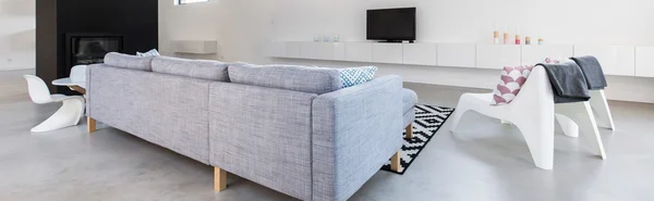 Salão com sofá confortável — Fotografia de Stock