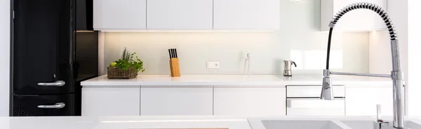 Tágas, modern konyha-szoba — Stock Fotó