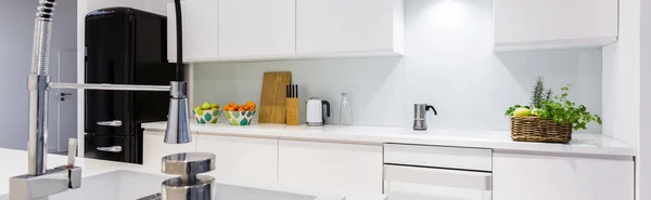 Pia de cozinha com torneira elegante — Fotografia de Stock