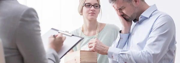 De ondersteunende man vrouw tijdens psychotherapie — Stockfoto