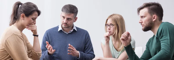 Mujer deprimida con grupo de apoyo — Foto de Stock