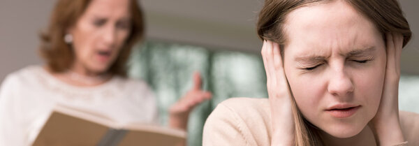 Кричать мать и напряженный подросток
