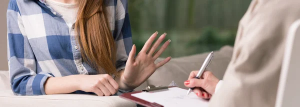 Adolescente rebelde durante la terapia — Foto de Stock