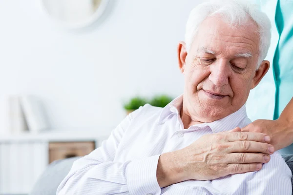 Sjuka äldre amn med stöd — Stockfoto