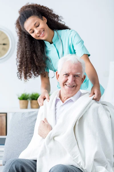 Sjuksköterska stödjande sjuk gubbe — Stockfoto