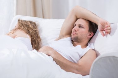 Üzgün adam yatakta yatan