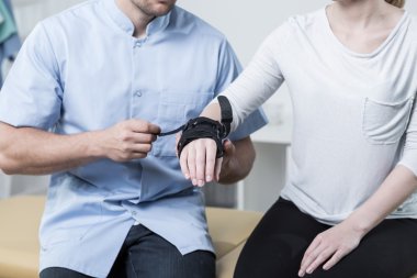 Bir bilek sabitleyici sahip kadın 