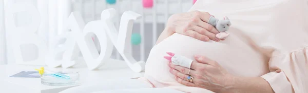 Беременная женщина трогает животик — стоковое фото