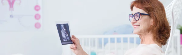 Elderly pregnant with ultrasound photo — Stock Photo, Image