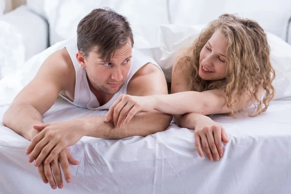 Jovem casal na cama — Fotografia de Stock