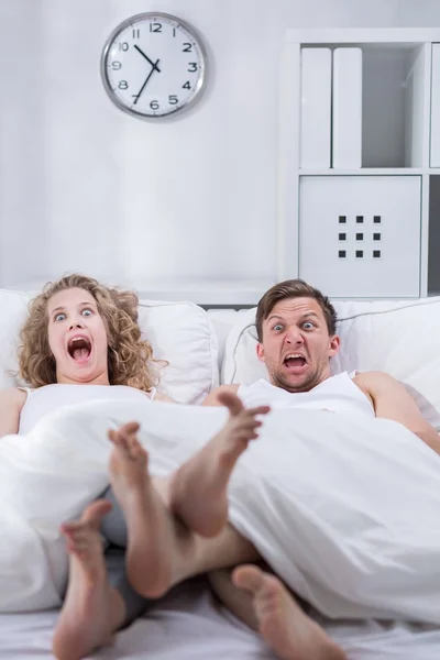 Lying in bed and screaming — Stock Photo, Image