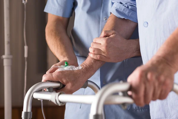 Disabili che camminano con assistenza — Foto Stock