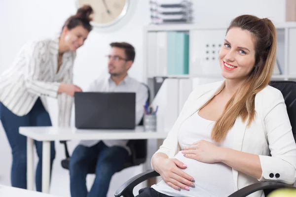 Femme d'affaires avec ventre enceinte — Photo