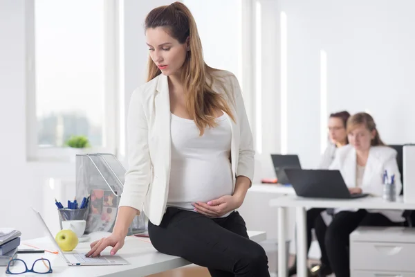 Gerente de negocios durante el embarazo — Foto de Stock