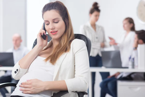 Corporate manager zwangere buik aan te raken — Stockfoto