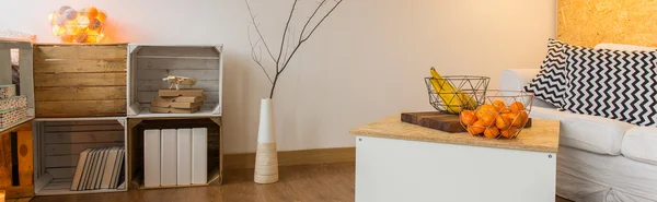 Кімната з меблями з екологічних матеріалів — стокове фото