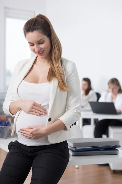 Podnikatelka dotýká její těhotné břicho — Stock fotografie