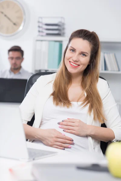 Беременная женщина на работе — стоковое фото
