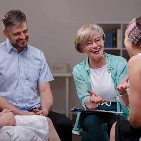 Grupo durante la reunión con el terapeuta — Foto de Stock