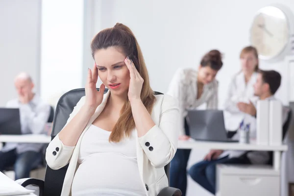 Trabajar embarazada con dolor de cabeza — Foto de Stock