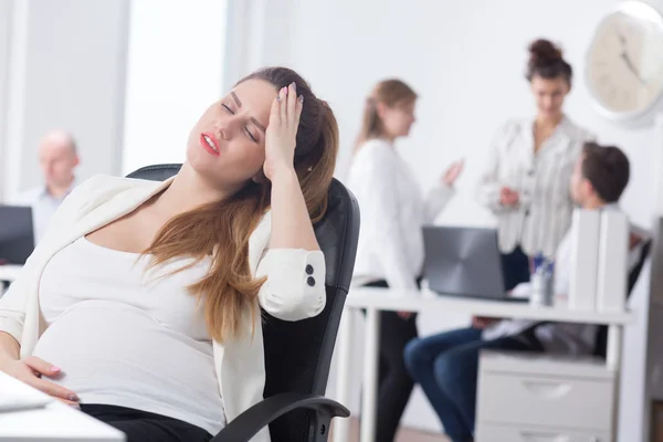 Zwangere teef met ochtendmisselijkheid — Stockfoto