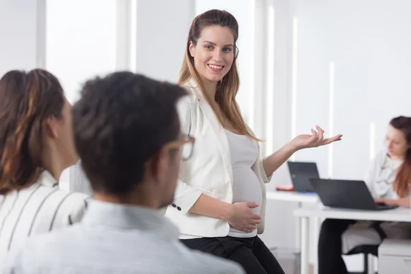 Schwangere während Geschäftstreffen — Stockfoto