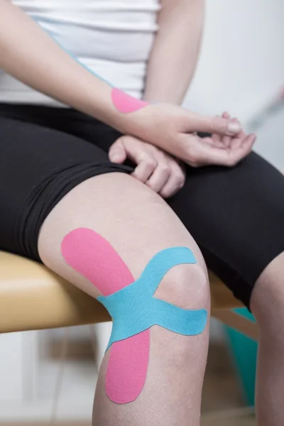 Knee taped with kinesio tape — Stock Photo, Image