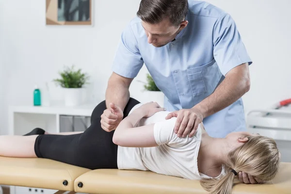 Femme sur table de physiothérapie — Photo